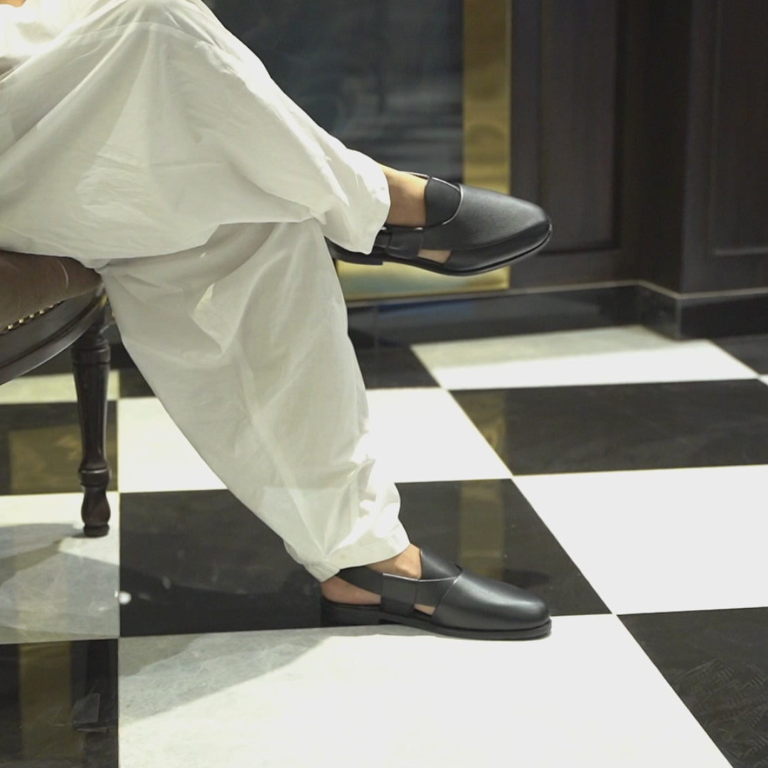 Lahti - Men's Black Pebble Grain Leather Sandal video